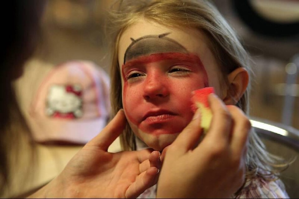 Nellie Munge passade på att få en nyckelpiga målad i ansiktet medan de andra barnen värmde upp.