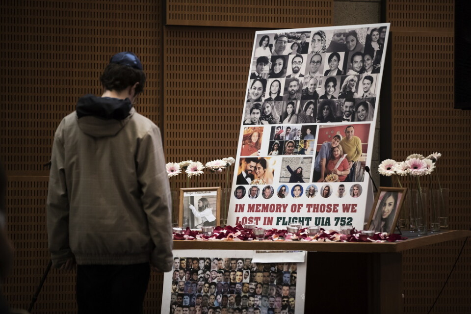 En man i Kanada tittar på foton av några av de 176 som dog när ett ukrainskt passagerarplan störtade utanför Teheran den 8 januari.