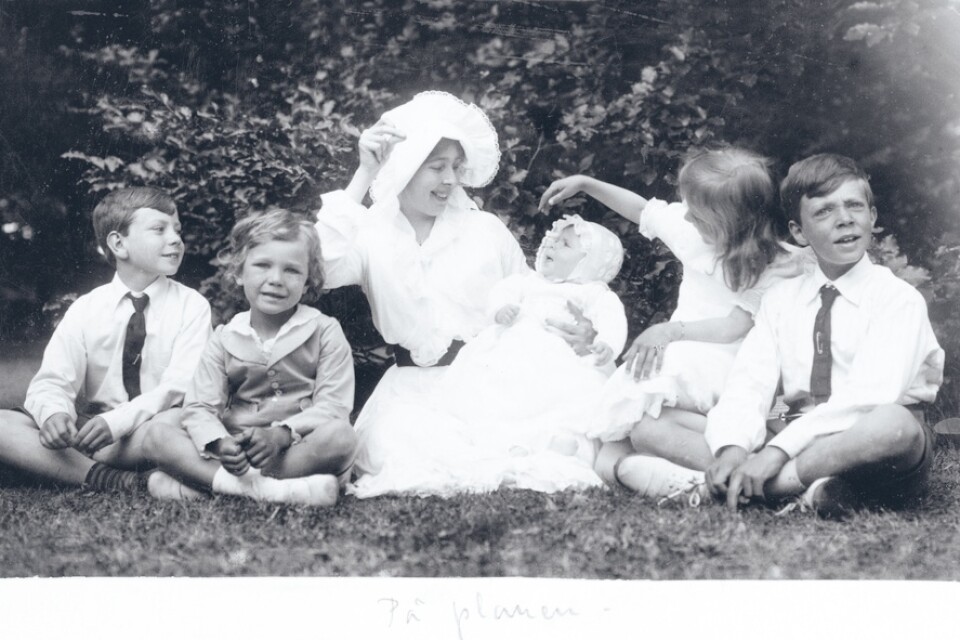 Kronprinsessan Margareta visade gärna upp sig tillsammans med barnen: prins Sigvard, prins Bertil, prins Carl Johan, prinsessan Ingrid och prins Gustaf Adolf. Året är 1917. Pressbild.