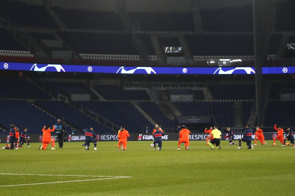 PSG:s och Basaksehirs spelare förenades runt mittcirkeln i en manifestation mot rasism inför onsdagens Champions League-match mellan lagen.