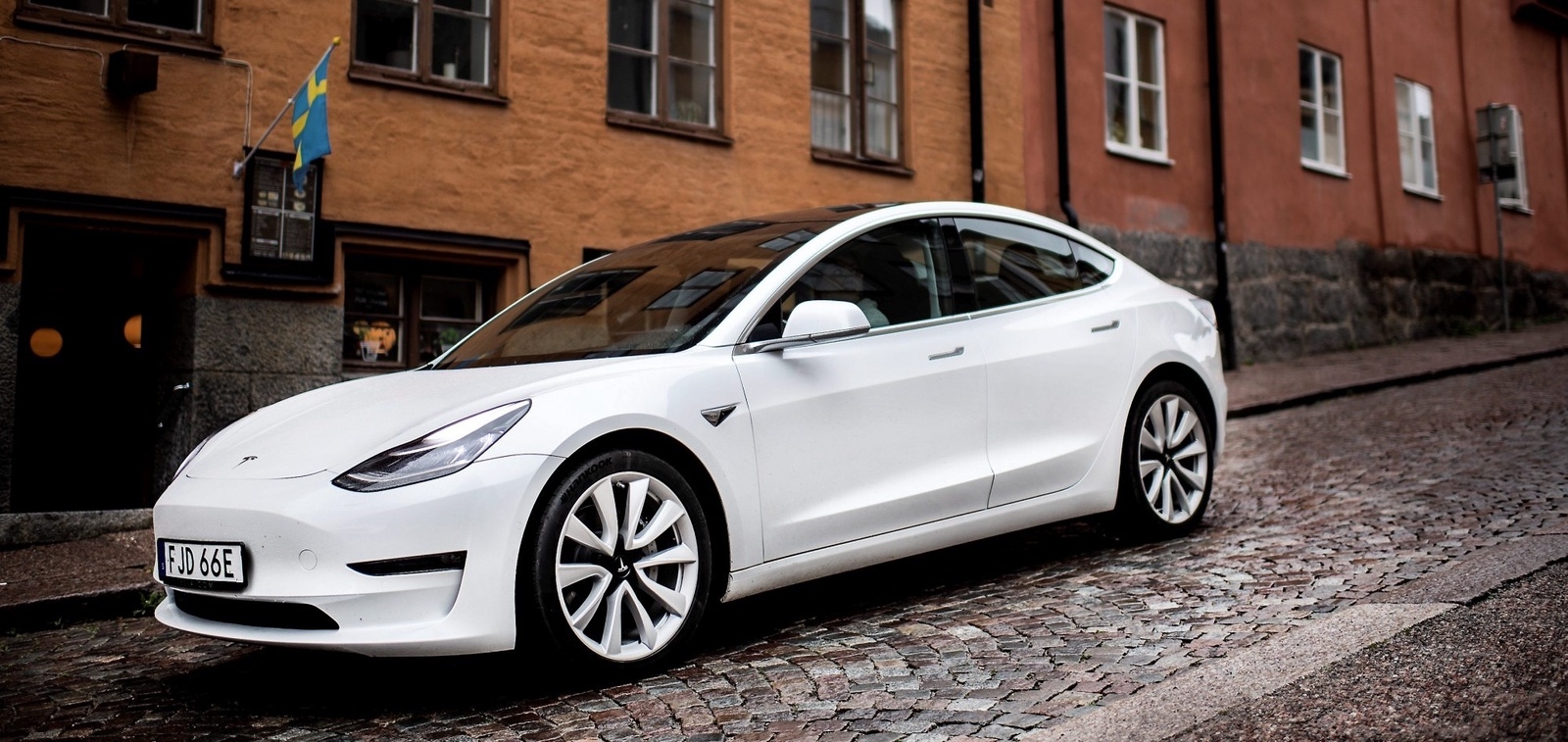 Trots ett egentligen ganska anonymt utseende är det lätt att se Tesla Model 3 i trafiken. Den har en hållning och en ”blick” som sticker ut.
Foto: Pontus Lundahl/TT