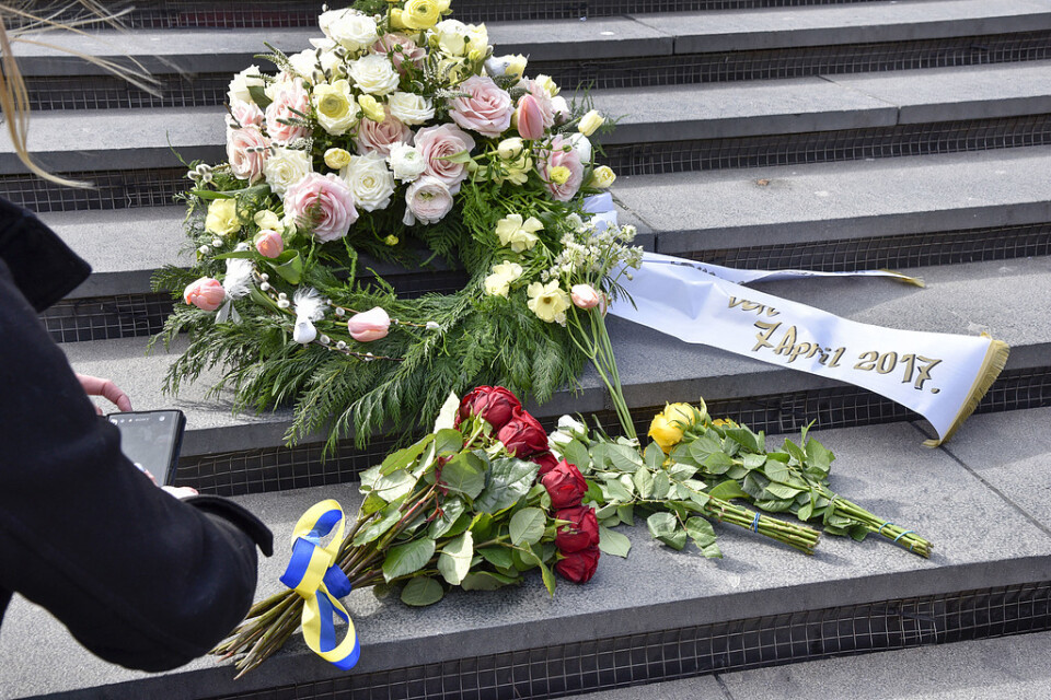 En krans och blommor har lagts i trappan vid Sergels torg för att hedra offren för terrordådet på Drottninggatan för två år sedan.