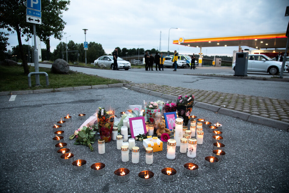 Blommor och ljus på platsen där tolvåriga Adriana flicka sköts till döds sommaren 2020. Efter en omfattande utredning väcks nu åtal för mordet. Arkivbild.