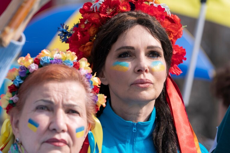 Sofia Nerbrand: Hundratusentals ukrainska kvinnor våldtas, beskjuts och flyr i dag