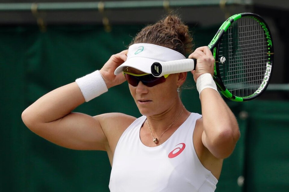 Förlusten i tredje omgången i Franska mästerskapen mot finalseedade Maria Sjarapova var förklarlig. Förlusten i tredje omgången i Wimbledon oförklarlig. Samantha Stosur tappade allt och matchen med oseedade Coco Vandeweghe, USA, med 2-6, 0-6. Stosur va