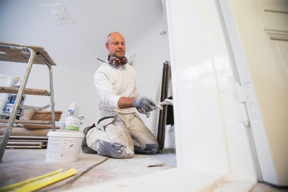 Ola Larsson från Stoby måleri arbetar med en av lägenheterna på första våningen i det Peter Boisen-ritade huset på Sladdergatan. ”Det blir mer omfattande när man bygger om”, säger han. Foto: Mark Hanlon