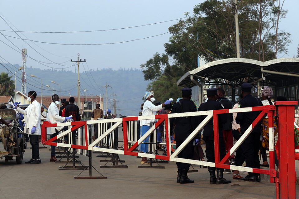 Vårdpersonal kontrollerar personer som korsar gränsen mellan Kongo-Kinshasa och Rwanda.