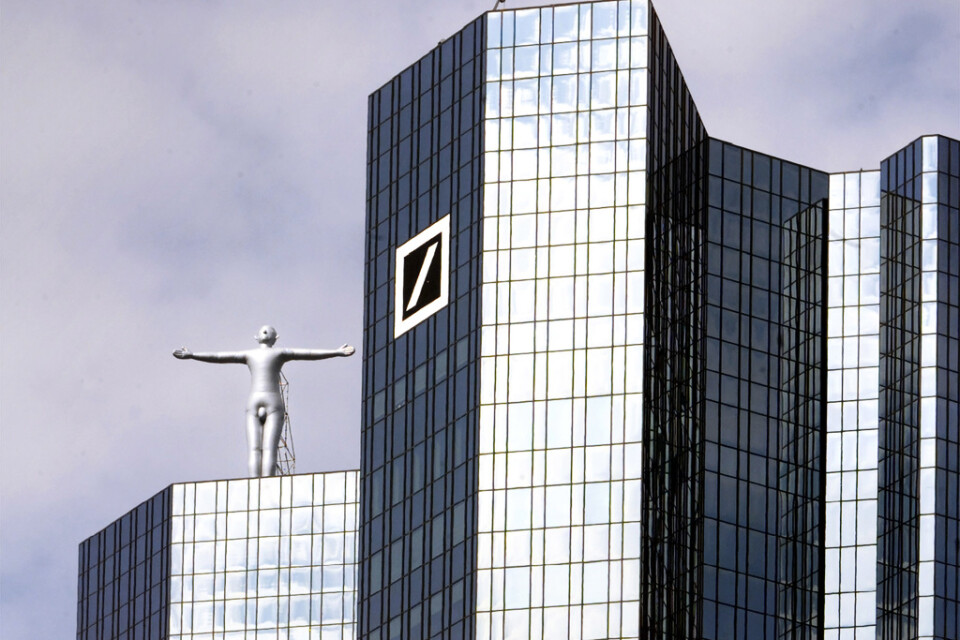Deutsche Bank, med huvudkontoret i Frankfurts finanskvarter, pressas hårt på marknaden i vågen av oro i banksektorn. Arkivbild.