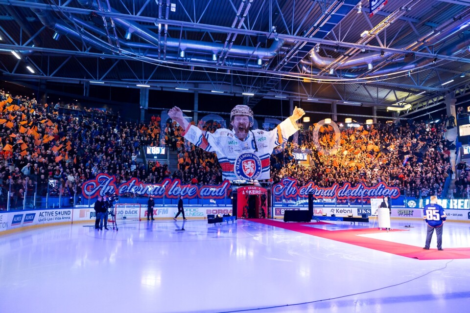 Liam Reddox hyllades innan ishockeymatchen i SHL mellan Växjö och Luleå.