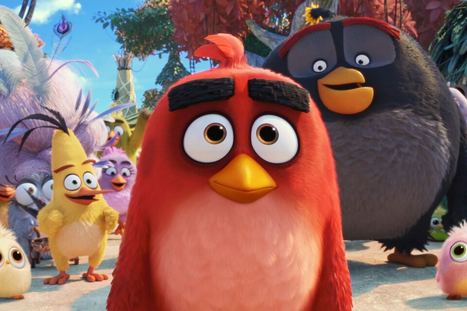 Red och de andra fåglarna på Fågelön får se sin tillvaro hotad från ett nytt håll i ”Angry birds 2”.