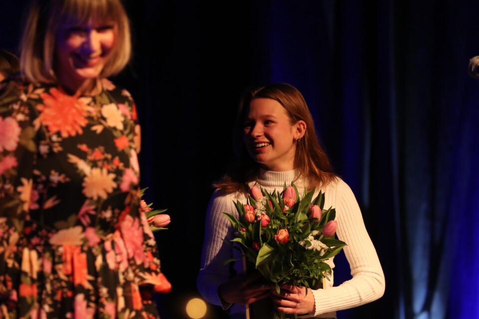 Leila Jensen tar emot Lilla Debutantpriset av juryns Hanna Nordlander.