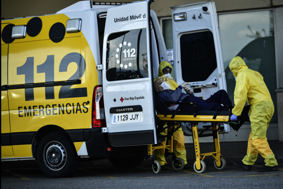Ambulanspersonal, här i Logrono i norra Spanien, använder skyddsutrustning för att motverka smittspridningen.