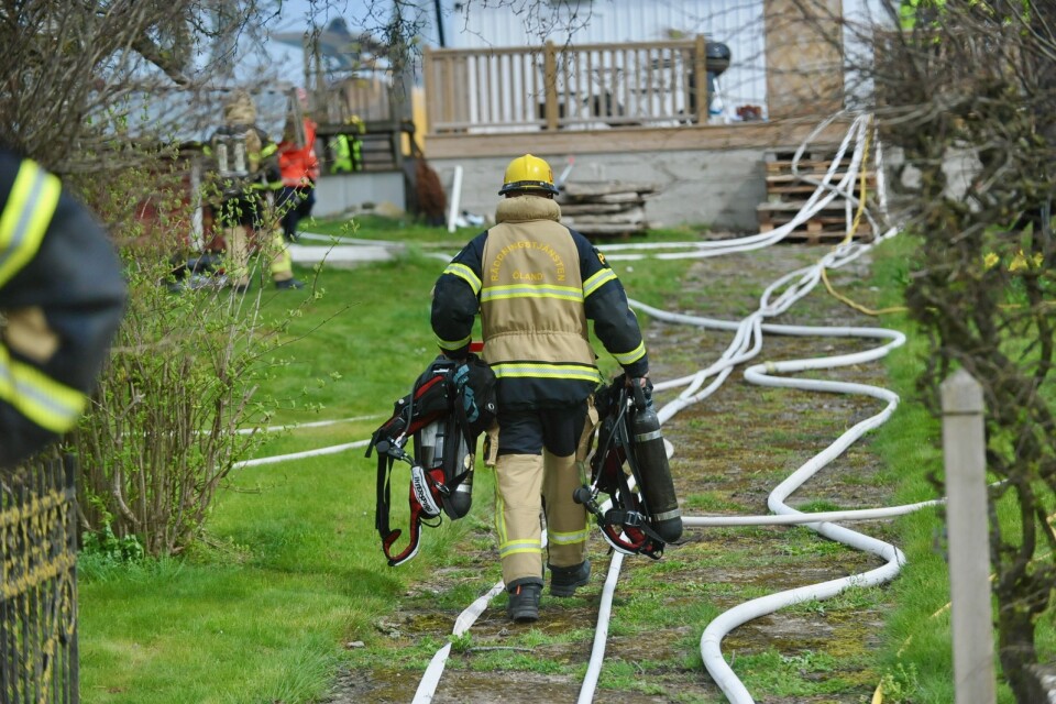 Räddningstjänsten fokuserar på att branden inte ska spridas från källaren till resten av huset.