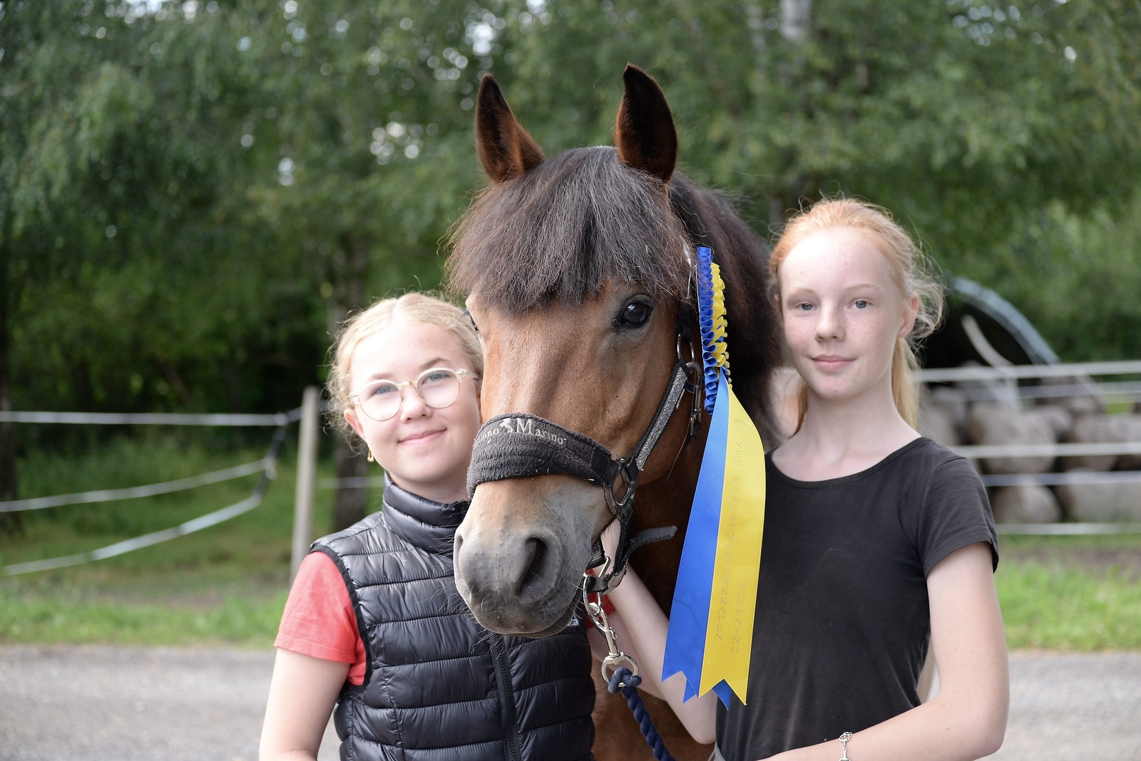 Clara Lilja och Stephanie Magnusson är två lovande ponnyryttare