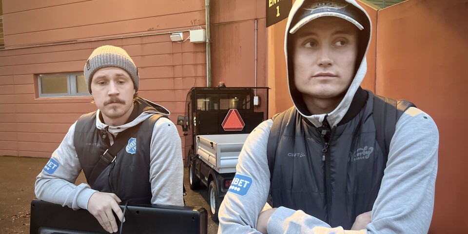 Assisterande tränaren Marcus Översjö tv, och Alexander Salo th, efter att spelarbussen anlänt till Borås.