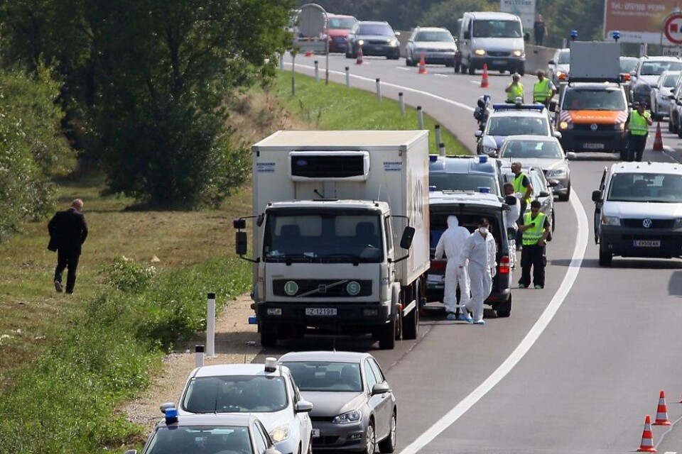 Österrike skärper kontrollerna vid landets östra gräns, på jakt efter fordon som används av människosmugglare. I torsdags hittades 71 människor döda i en lastbil på en motorväg i Österrike. De döda tros vara flyktingar från krigets Syrien, som körts av