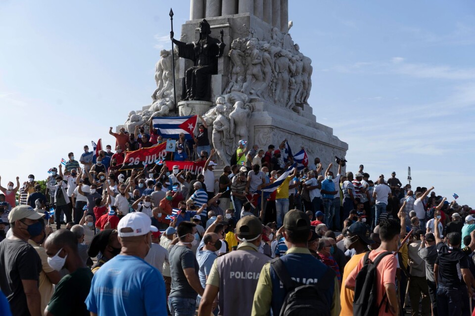 Bild på  regimkritiska kubaner  i söndags 11 juli. Havannabor samlades vid Maximo Gomez-monumentet för att protestera mot matbrist och ofrihet.