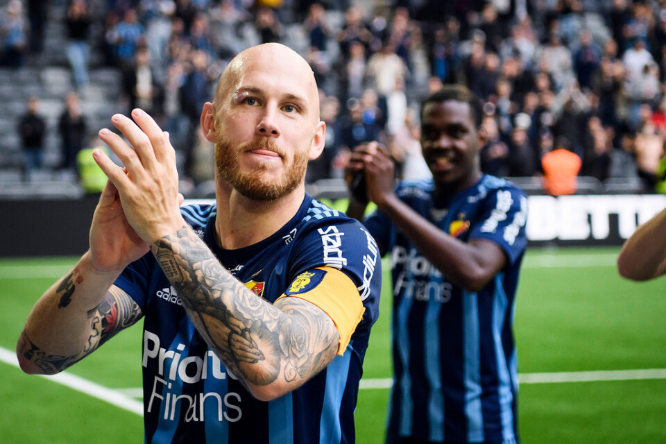 Djurgårdens Magnus Eriksson tackar publiken segern mot Hammarby