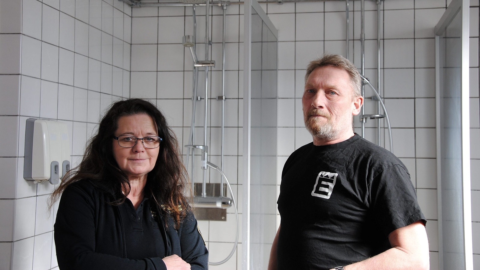 Skyddsombuden Jeanette Reimer och Stellan Otterdahl på brandstationen i Osby anser att prioritet nummer ett är att tjejerna får ett eget omklädningsrum och eget duschrum. FOTO: SUSANNE GÄRE