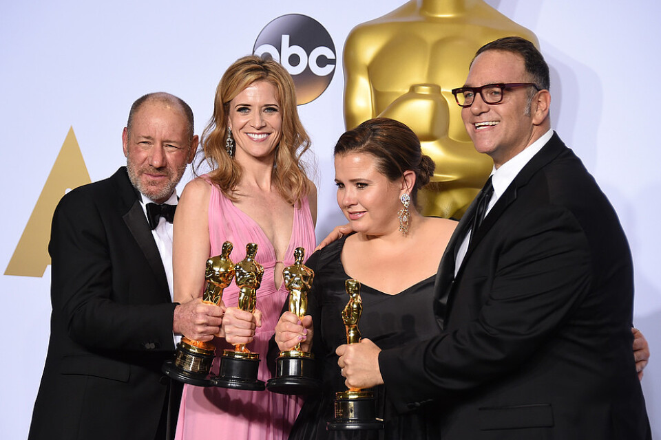 Steve Golin, till vänster i bild, och de andra producenterna för Oscarsbelönade "Spotlight" 2016. Arkivbild.