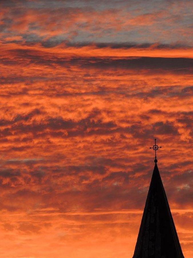Himlen brinner över Målsryds kyrka. Foto Henrik Knutsson