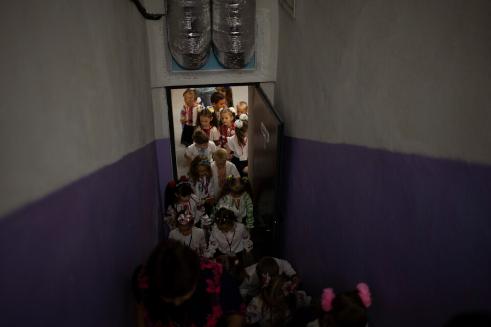 Elever lämnar ett skyddsrum efter en övning under den första skoldagen i ukrainska Irpin på torsdagen.