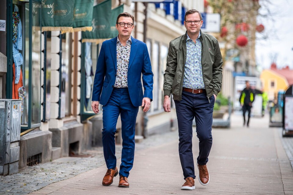 Per Jansson, från Ernst Nymans herrekipering, och Tommy Jansson, från Carl XI mode, berättar och visar vårens herrmode. Nu ska du bland annat satsa på en mönstrad skjorta, en grön lumberjacka och bruna skor.