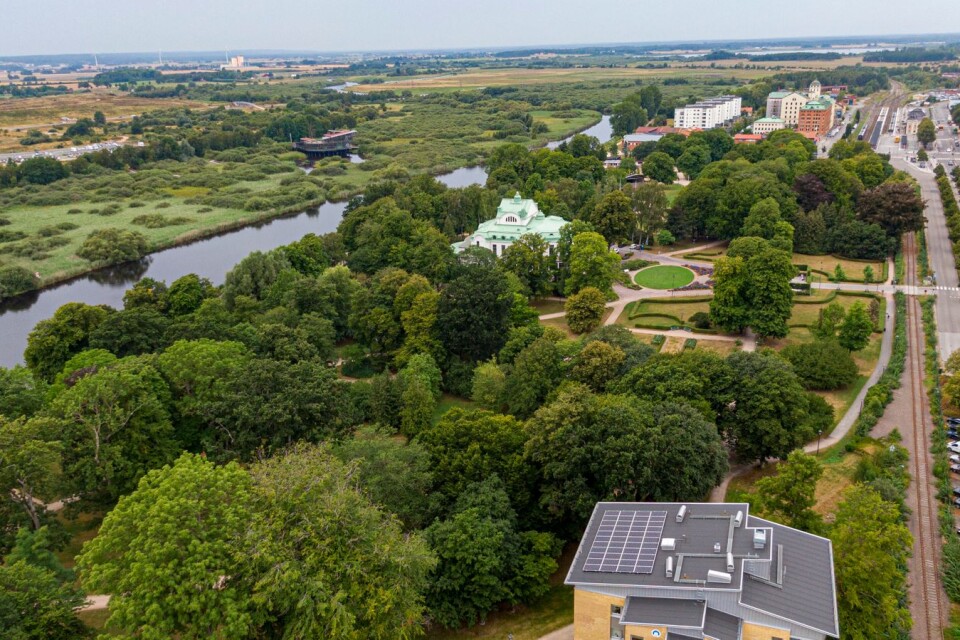 Stad och grönska tätt ihop. En bild över Tivoliparken i centrala Kristianstad.