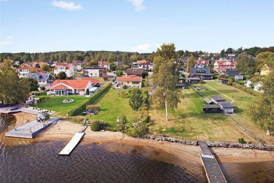 Villa med sjötomt till salu på Öjabyvägen 32B. Foto: MÄKLARHUSET ULF CARLSSON & SON