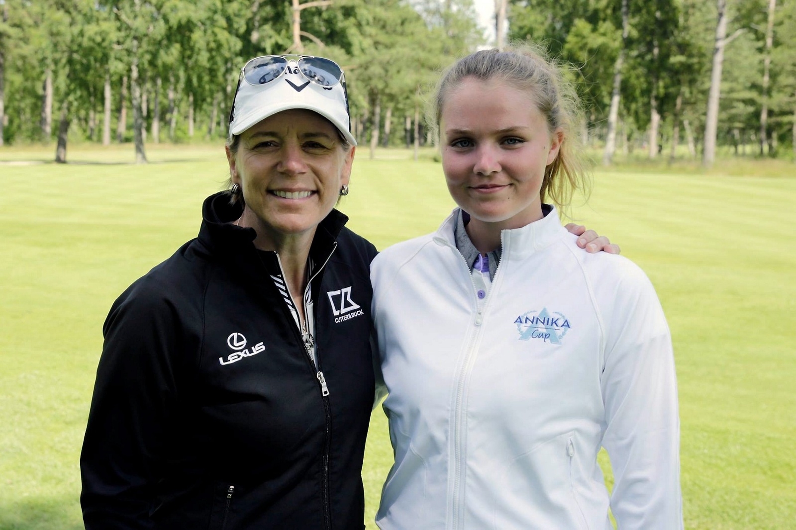 Anna Wallin (i vitt) poserar bredvid Annika Sörenstam, Sveriges största damgolfare genom tiderna. Foto: Göran Söderqvist