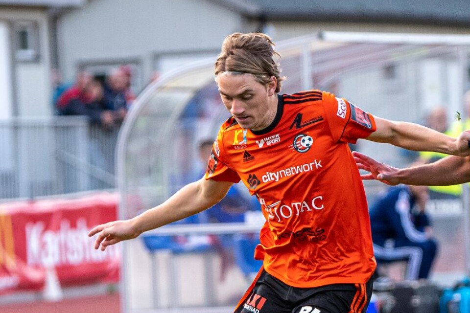 Adam Larsson har förlängt kontraktet med FK Karlskrona.