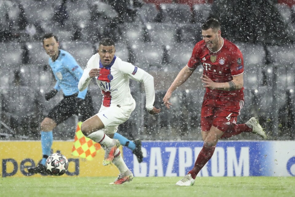 Kylian Mbappé rycker ifrån Bayern Münchens Niklas Süle i Paris SG:s 3–2-seger.