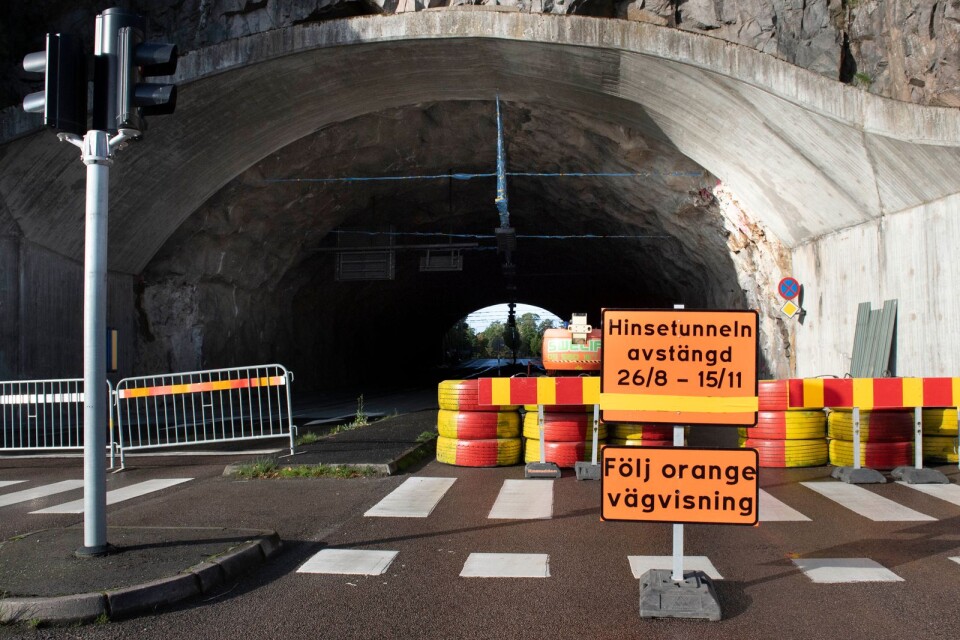 Under nattens pågående renoveringsarbete uppstod ett ras i Hinsetunneln, som nu hålls helt stängd under dagen. Tunneln ska säkras upp och det är för tillfället oklart när den öppnas upp igen.