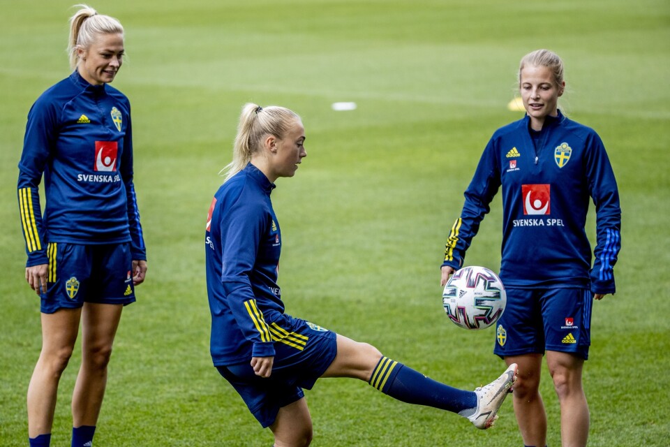 Hanna Bennison och Anna Anvegård, till höger, får en ny tränare i krislaget Everton. Arkivbild.