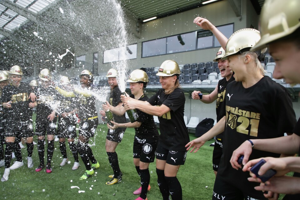 Häckenspelarna firar med bubbel att de är cupmästare 2021 efter segern i torsdagens final i Svenska cupen.