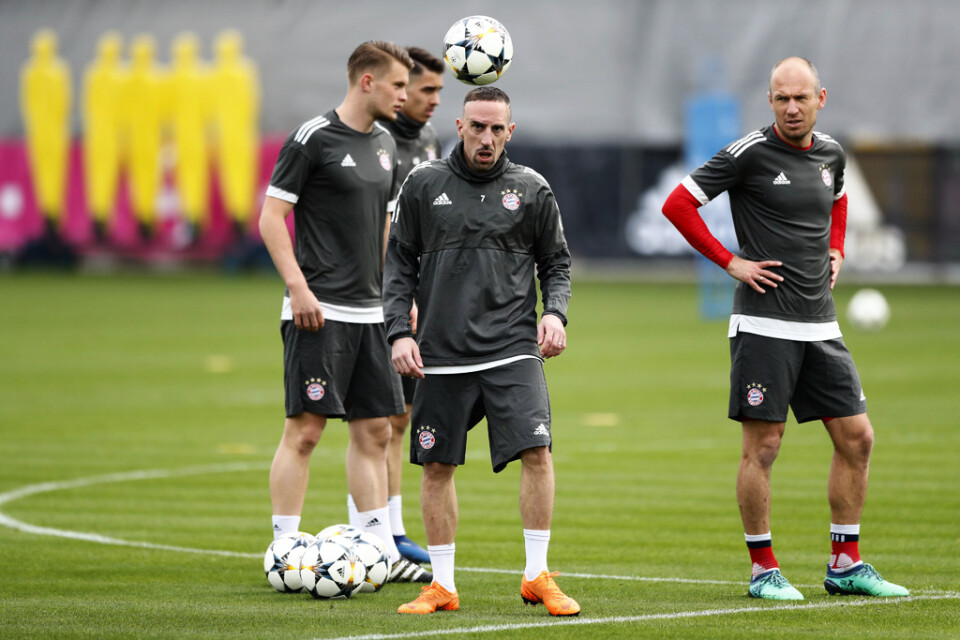 Arjen Robben, till höger, kollar när Franck Ribery leker med bollen under en träning. Arkivbild.