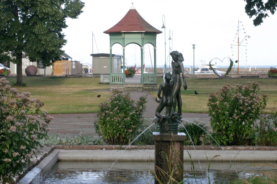 Dammen i parken pryds av Arvid Källströms skulptur ”Ungdomslek”. I bakgrunden den lilla musikpaviljongen som flyttades till denna plats i samband med parkens upprustning i början av 2000-talet.