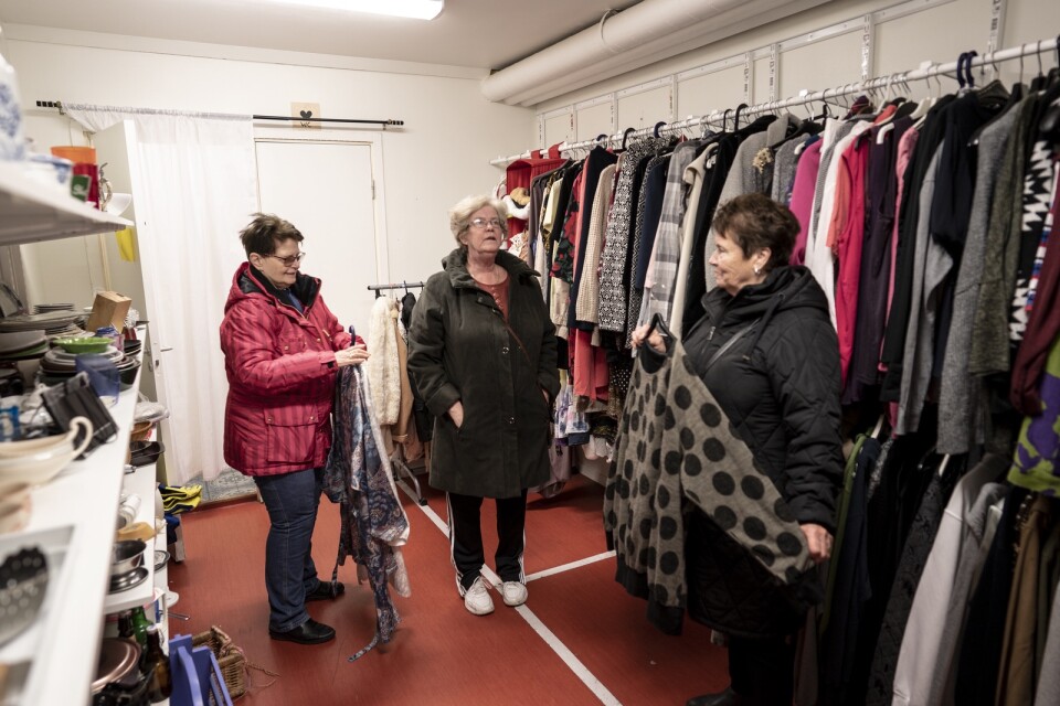 Anna-Lise Birkelund, Susanne Hätting och Runa Tyrén jobbar ideellt med att samla in kläder och prylar i området som de skänker vidare till de boende i Rannebergen.