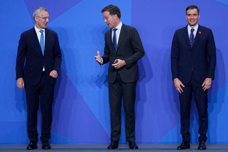 Natochefen Jens Stoltenberg tillsammans med två av de premiärministrar som nämns som tänkbara efterträdare till honom: Nederländernas Mark Rutte och Spaniens Pedro Sánchez. Arkivfoto.