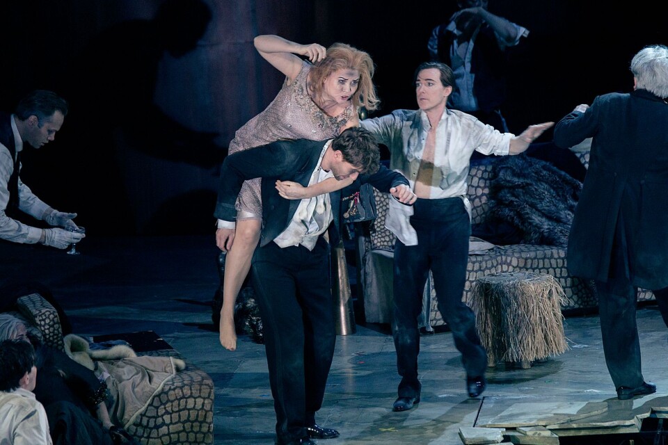 Möte på Svenska Akademien? Nej, en scen ur operan ”Mordängeln”, som just nu spelas på Det KOngelige i Köpenhamn.