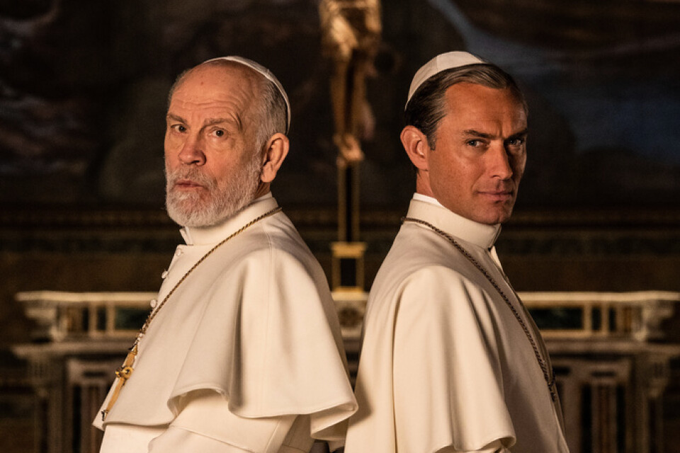 John Malkovich rycker in som ny påve i "The new pope", när Jude Laws rollfigur hamnar i koma. Pressbild.