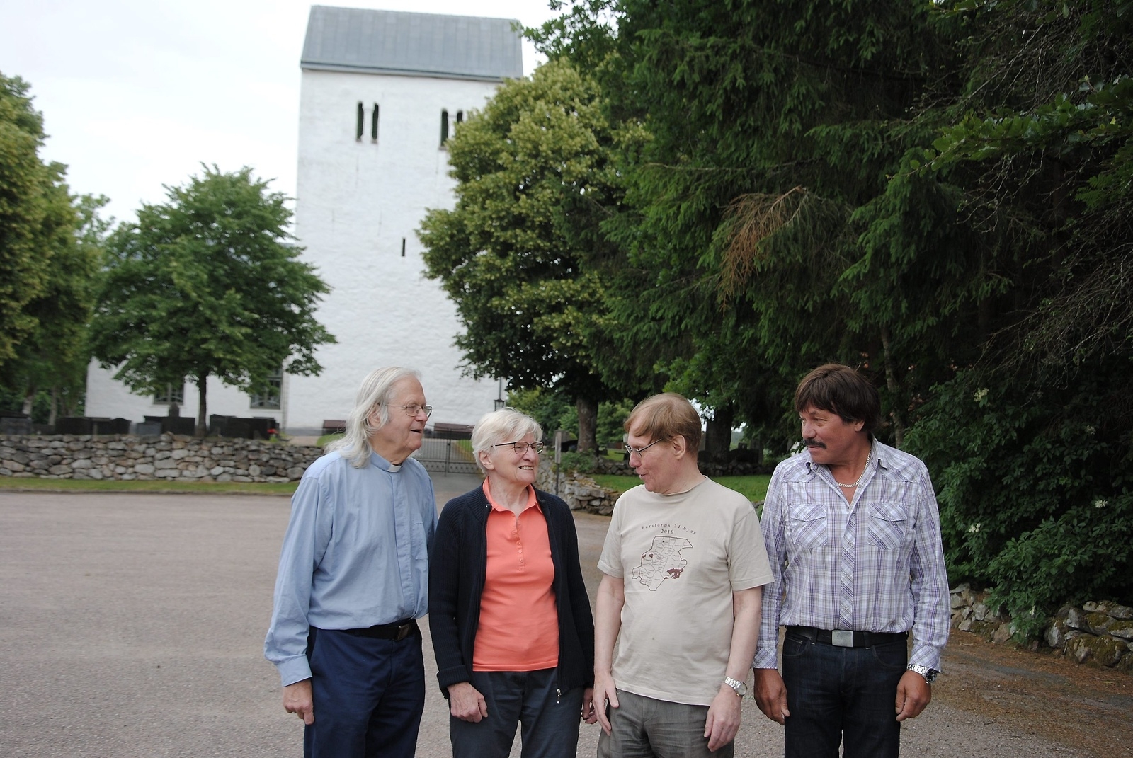 – Kyrkan är  viktig för både det andliga och sociala, säger Staffan Andersson (andra från höger).Foto: Sharon Wong