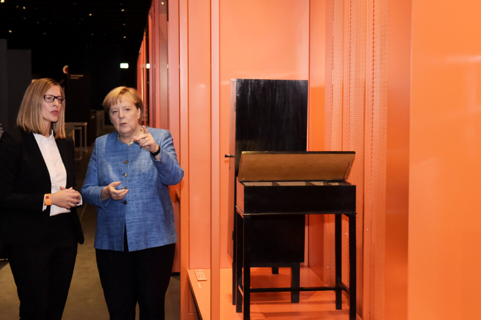 Claudia Perren, chef för Bauhaus Dessau Foundation, tittar på möbler tillsammans med förbundskansler Angela Merkel på nya Bauhaus Museum i Dessau.