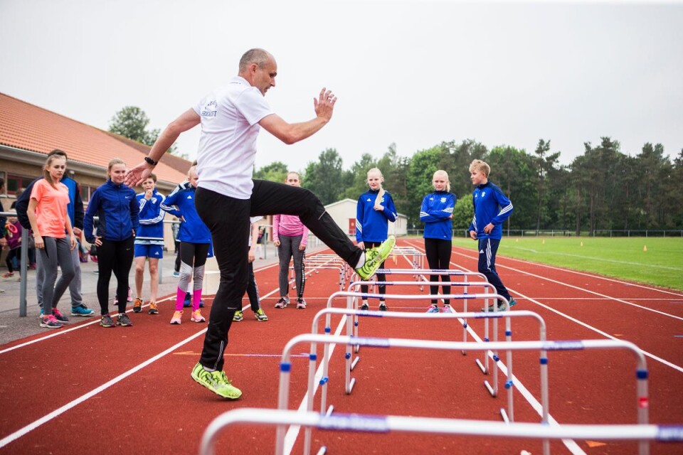 Anders Egle visar YIF:s ungdomar hur det ska gå till på en övning. Det kommer han göra många gånger framöver eftersom han har en halvtidsanställning som tränare i klubben. Foto: Mark Hanlon
