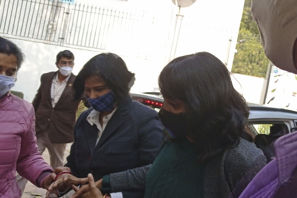 Den 22-åriga klimataktivisten Disha Ravi utanför domstolen i Delhi, som på polisens begäran sade ja till att hålla henne i förvar ytterligare tre dagar, Ravi stöds av Greta Thunberg och är en del av det nätverk hon bildat.