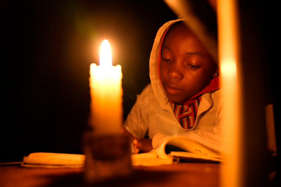 Tracy, dotter till Jeffrey och Christwish Carlos, gör läxor i hemmet i Harares utkanter. Vanliga lampor är inte pålitliga på grund av ideliga strömavbrott, så familjen lägger dyrbara slantar på stearinljus.