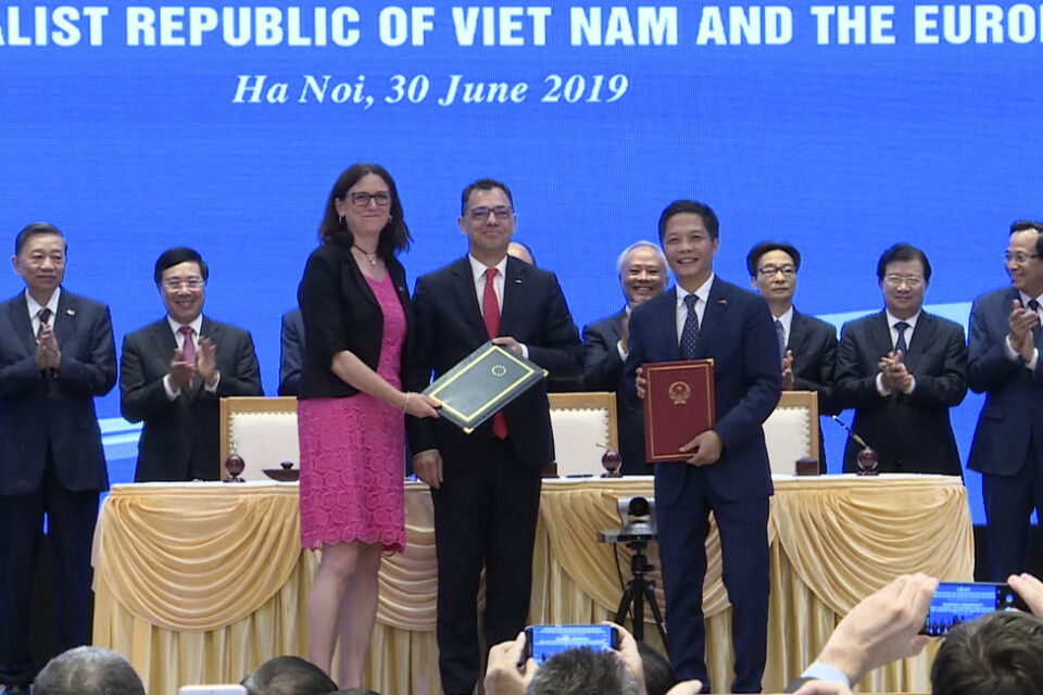 EU:s tidigare handelskommissionär Cecilia Malmström tillsammans med Vietnams handelsminister Tran Tuan Anh vid ett möte i Hanoi i somras. Arkivbild.