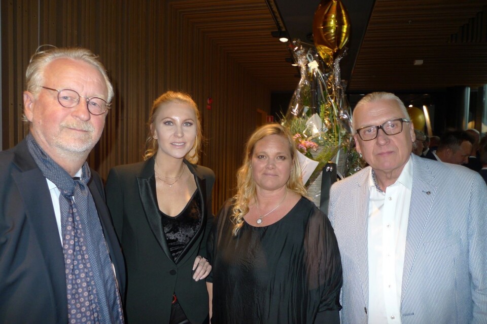 Från vänster, Ola Blomberg, vd Lakers ägarbolag, kvällens konferencier Caroline Ravn, Nina Bremer, vice vd Lakers, och arkitekten Magnus Månsson.