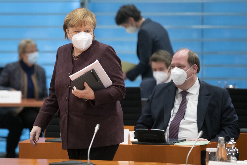 Tysklands förbundskansler Angela Merkels stabschef Helge Braun (till höger) varnar för tuffare tag mot ovaccinerade.