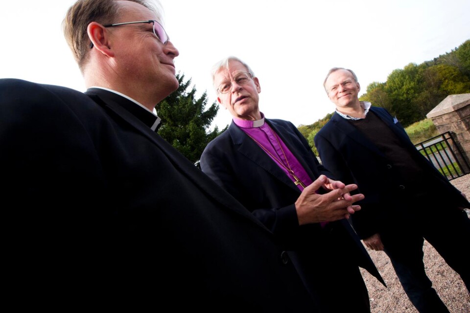 Kyrkoherden Robert Lorentzon, före biskopen Erik Aurelius och Jörgen Åkesson. Foto: Anton Hedberg
